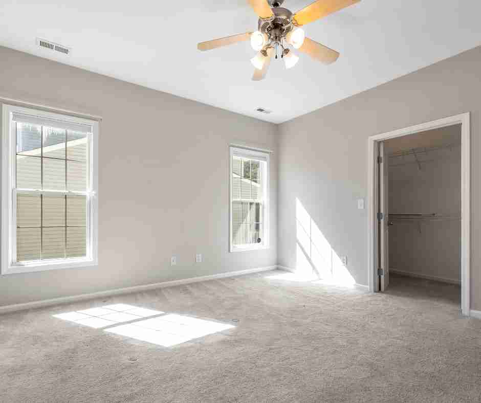 bedroom with no furniture and carpeting